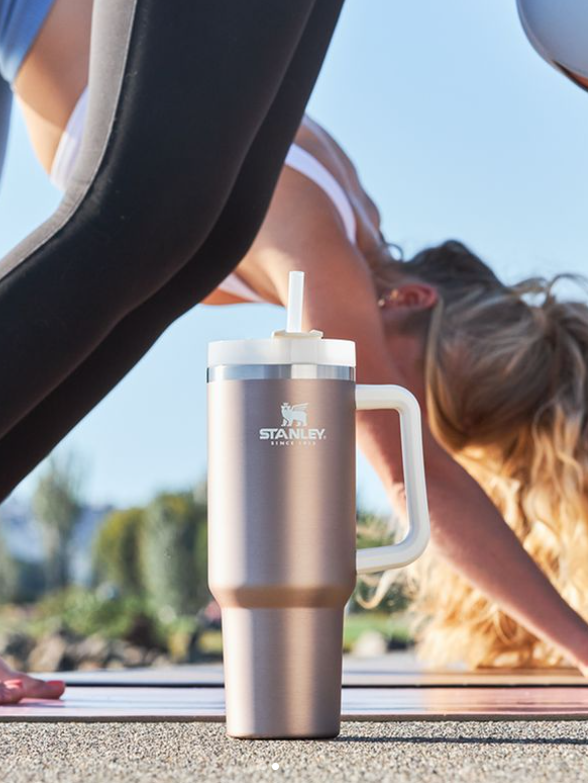 Descubrí por qué el vaso térmico Stanley Quencher es el compañero ideal para tus aventuras al aire libre